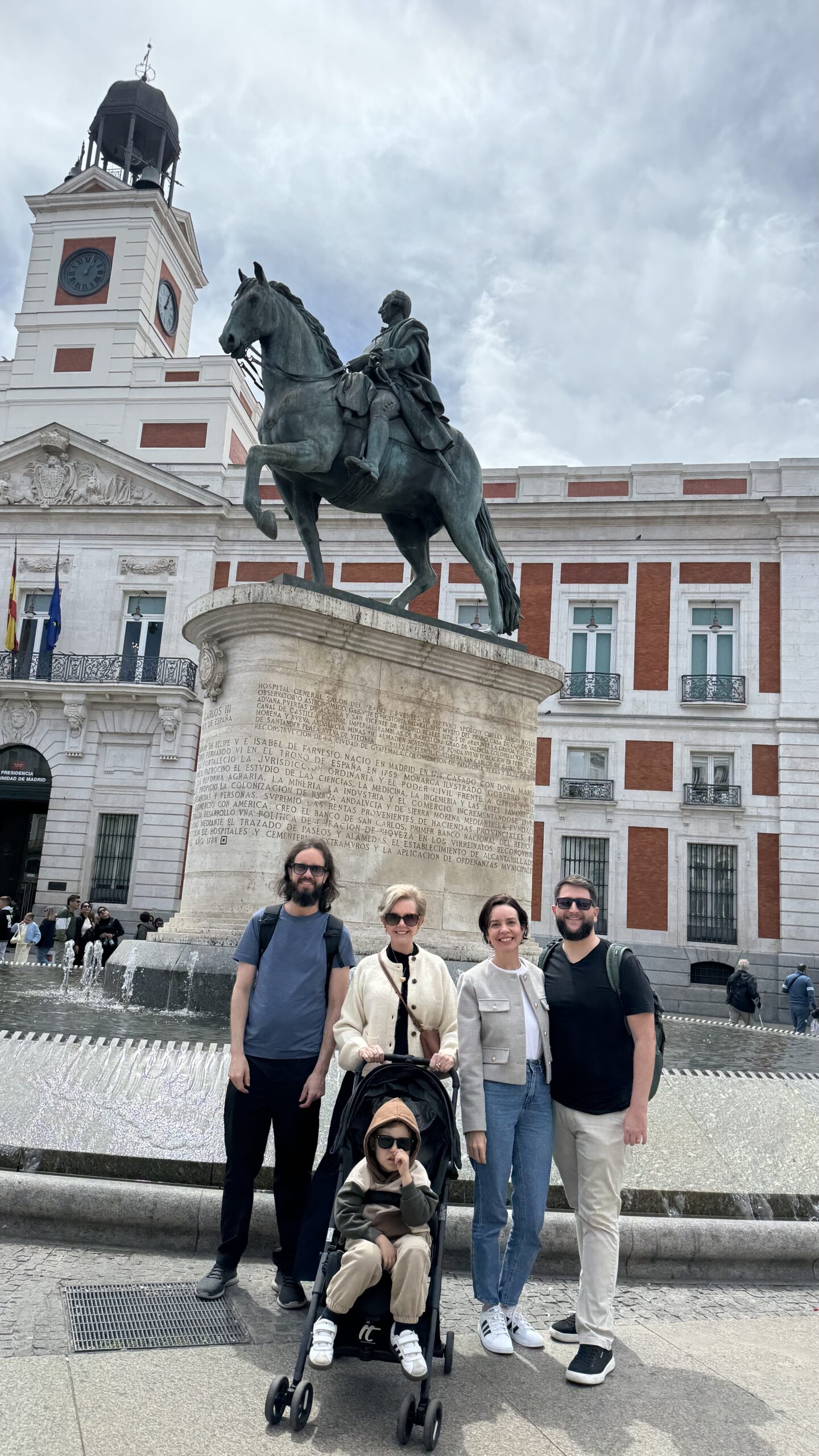 família brasileira na Puerta del Sol em Madri com carrinho de bebê