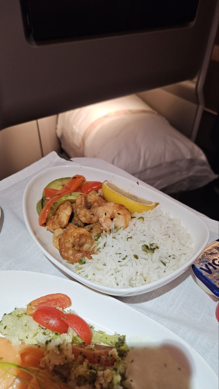 jantar executiva Iberia camarão arroz abobrinha pimentão prato principal