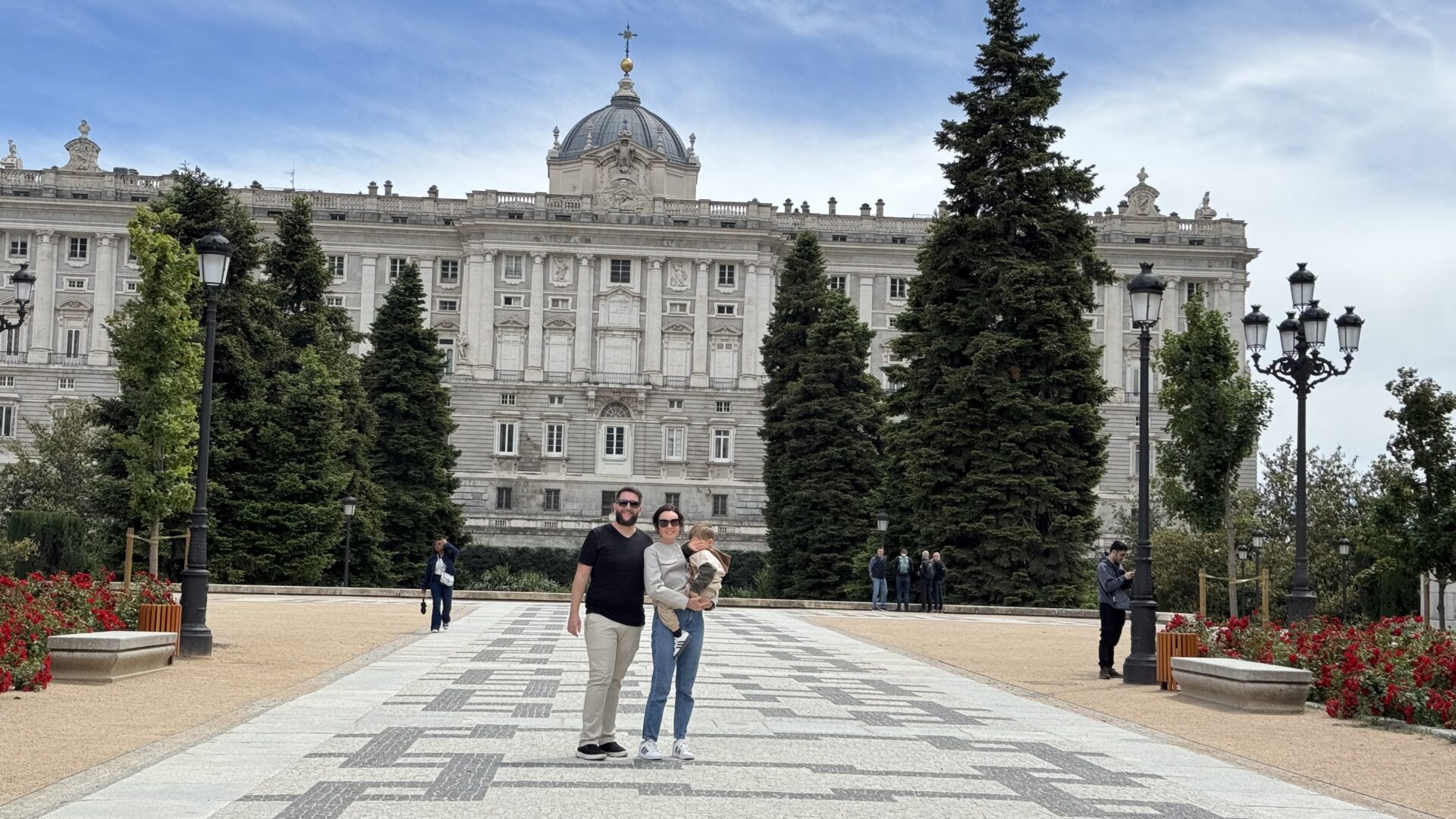 Rudi, Carol e Samuel nos jardins em frente ao Palácio Real de Madrid