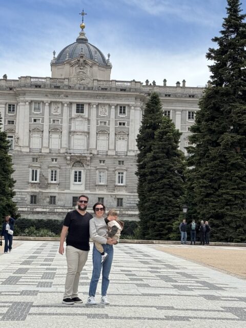 Rudi, Carol e Samuel nos jardins em frente ao Palácio Real de Madrid