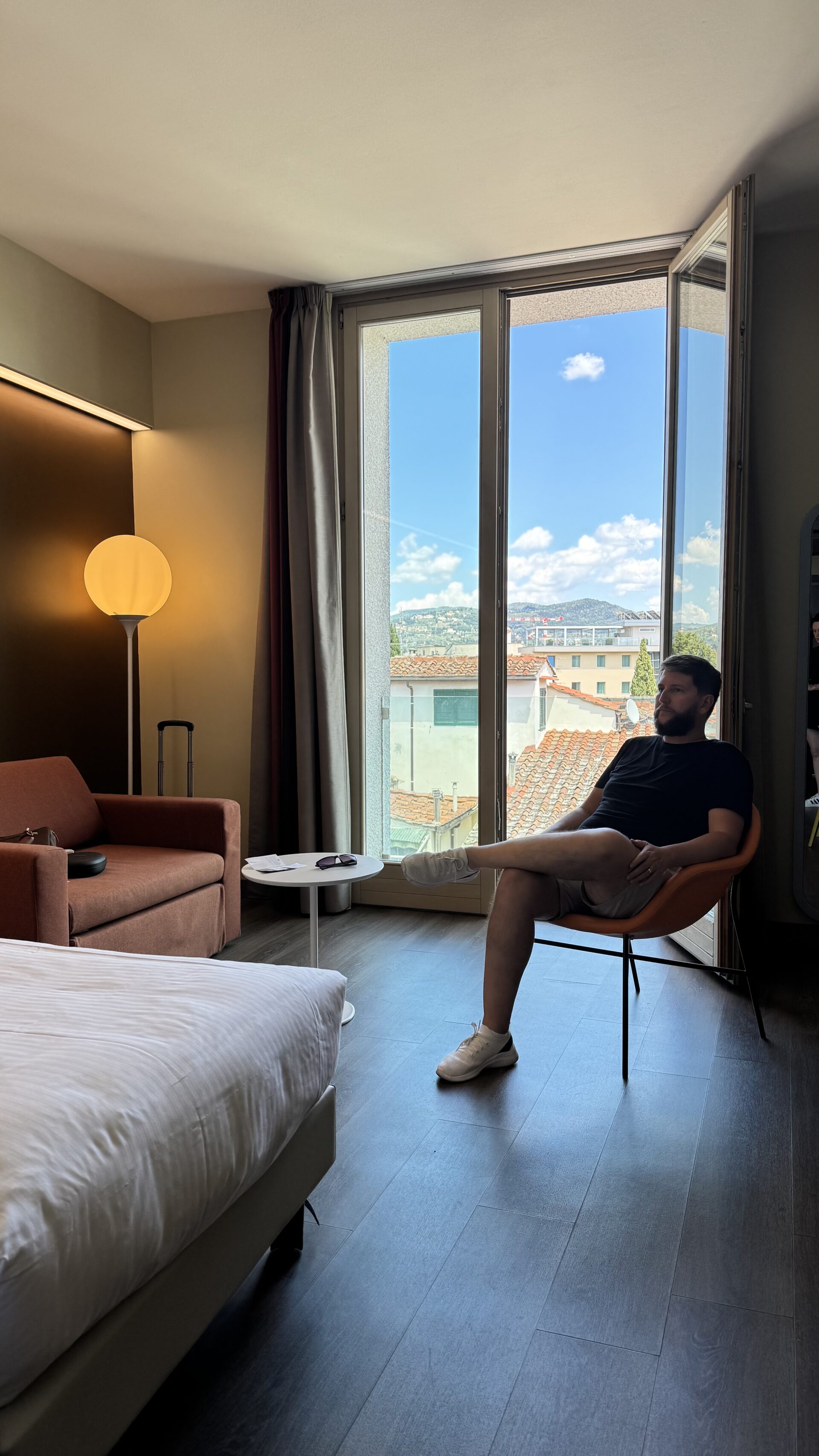 Rudi no quarto Privilege do hotel Mercure Florença com vista para a cidade