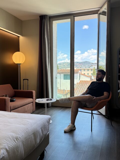 Rudi no quarto Privilege do hotel Mercure Florença com vista para a cidade
