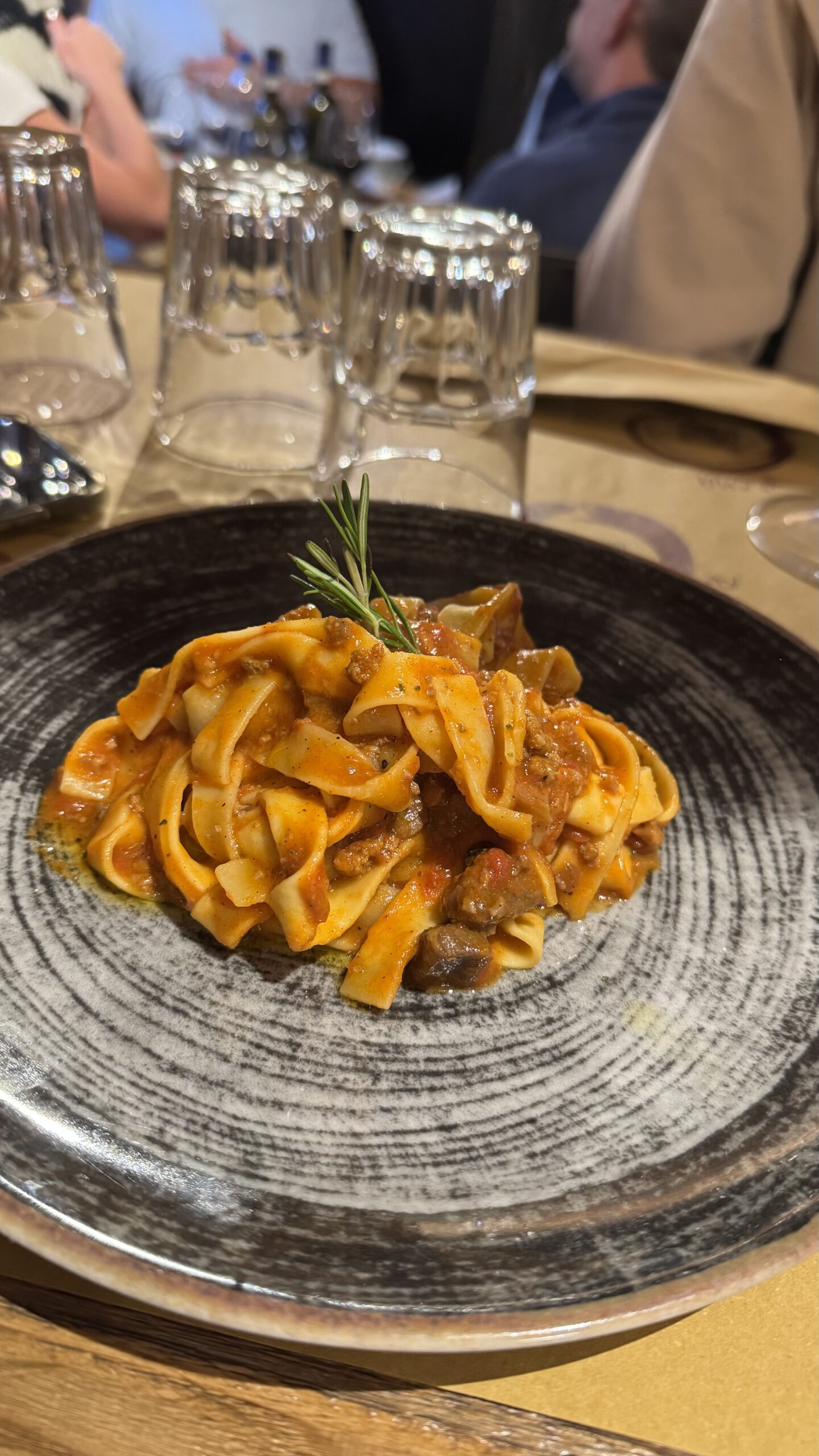 Pappardelle al ragù com alecrim no La Vineria di Montepulciano