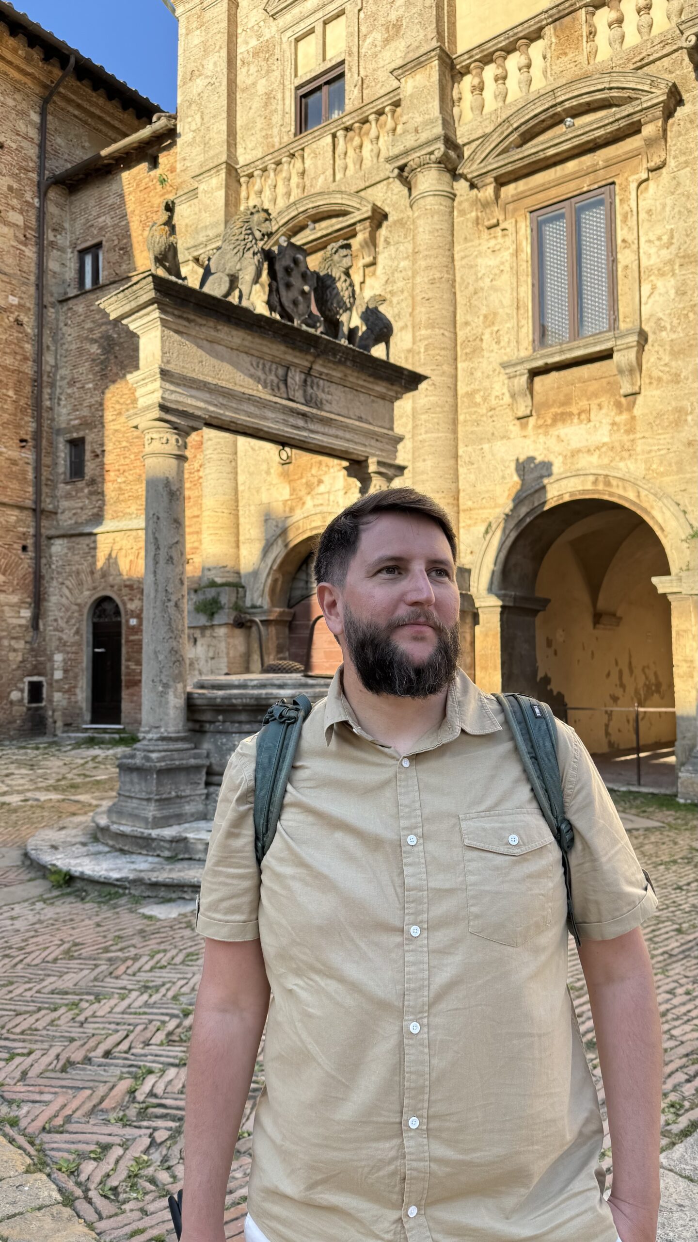 Rudi na Piazza Grande de Montepulciano ao entardecer