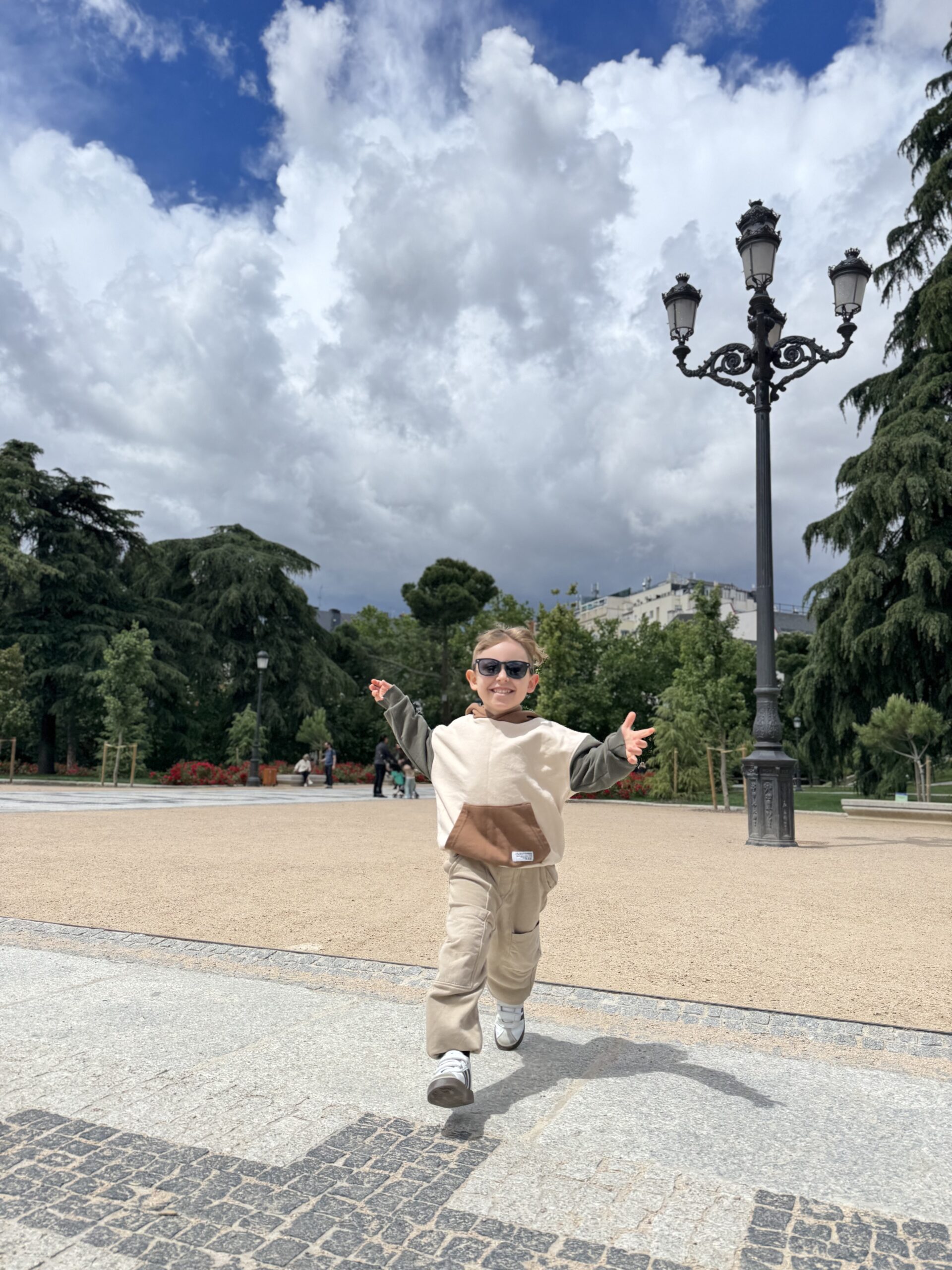 Samuel brincando no Parque do Retiro em Madri