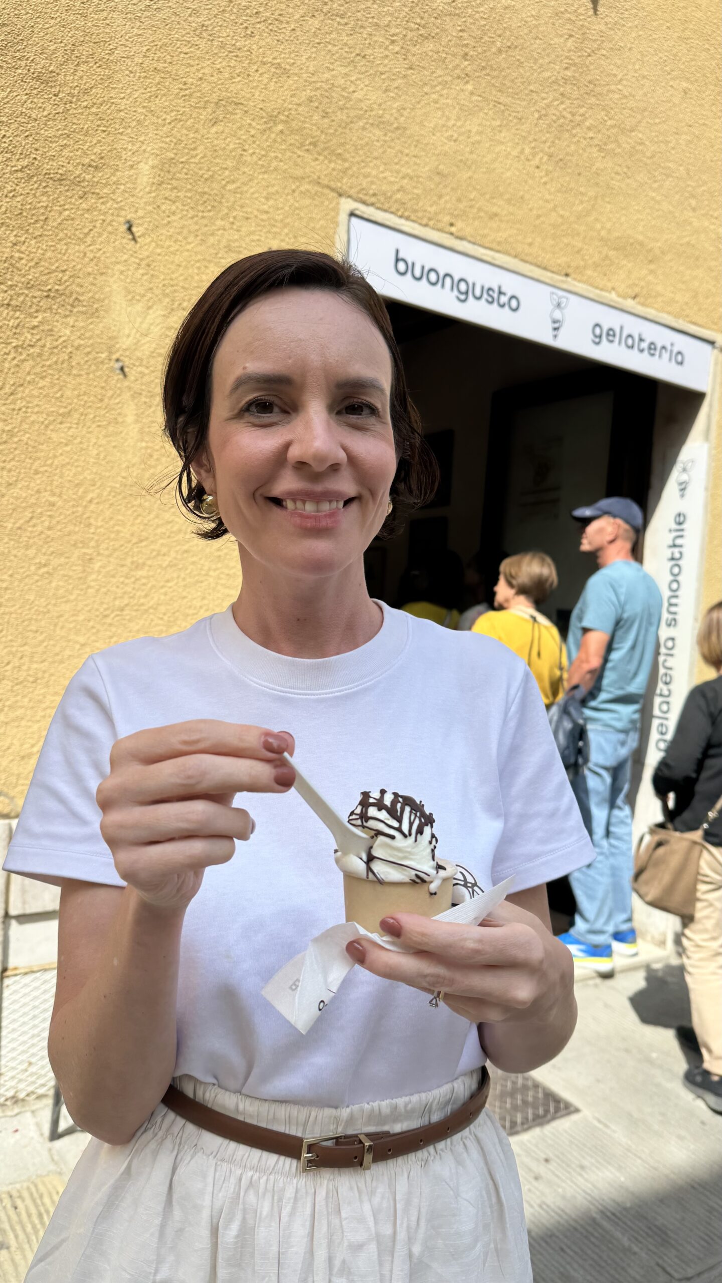 Carol com gelato da Buongusto Gelateria em Pienza