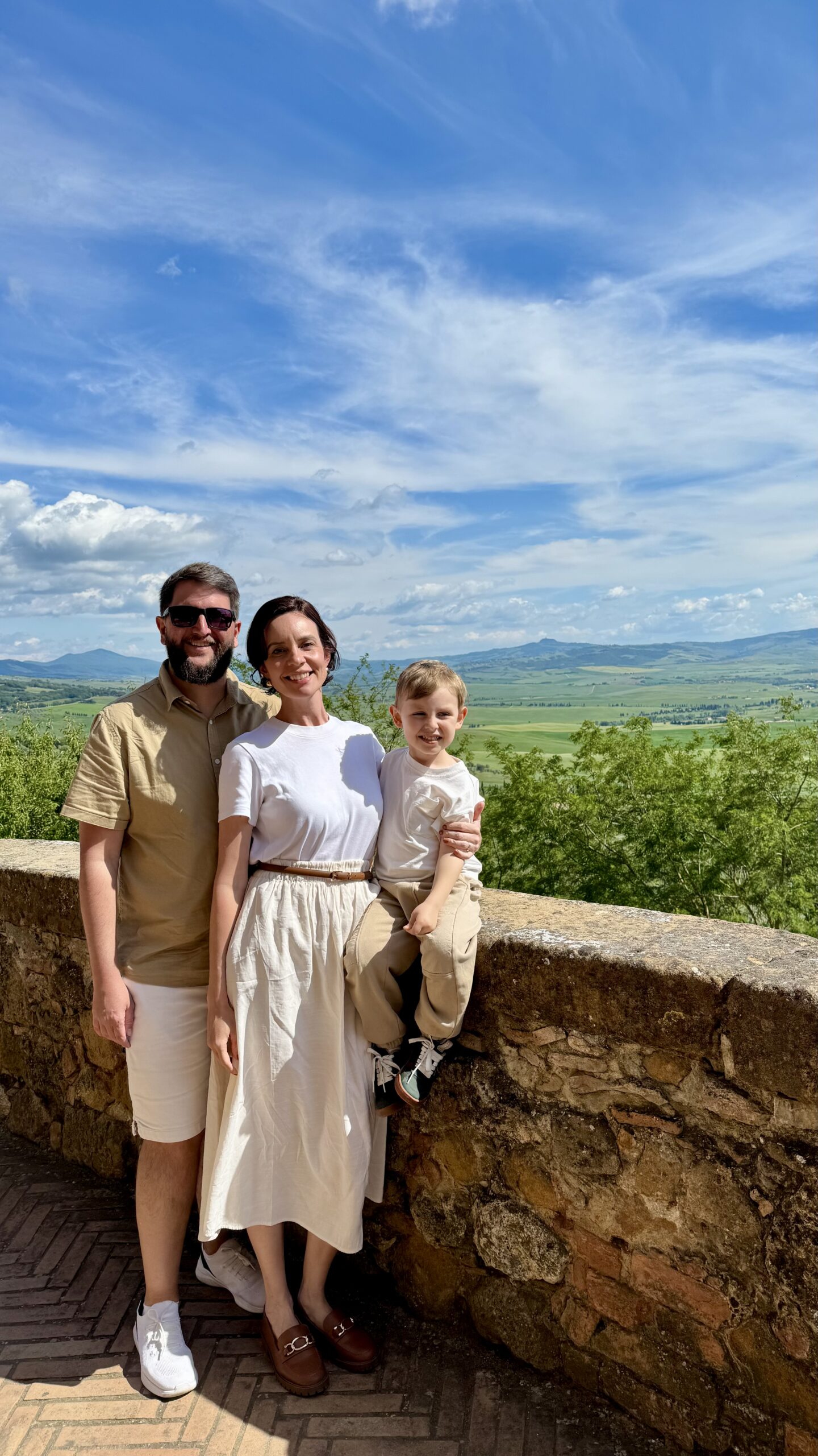 Rudi, Carol e Sam no mirante de Pienza com o panorama do Val d'Orcia