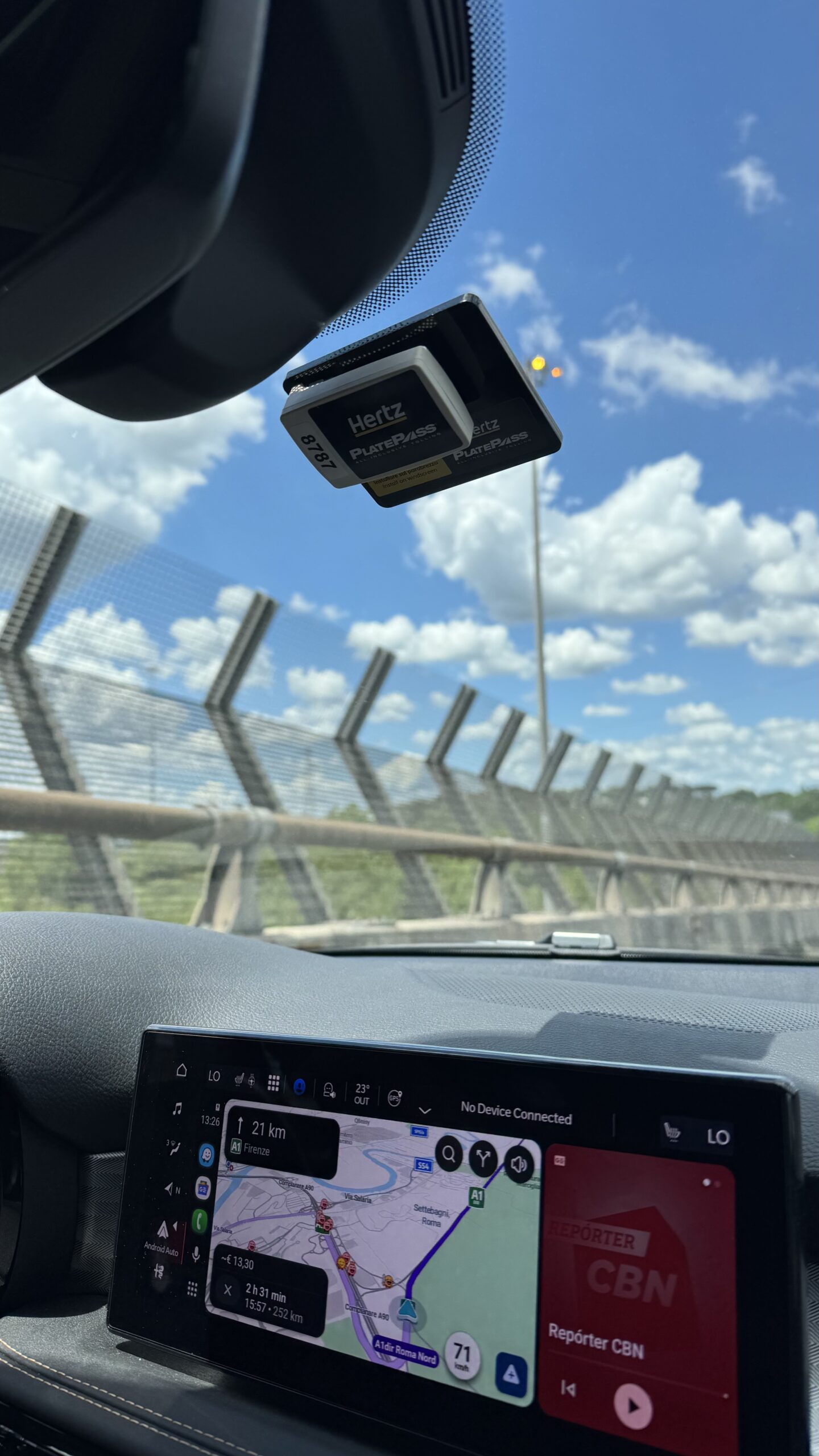 PlatePass da Hertz colado no parabrisa com GPS ao fundo