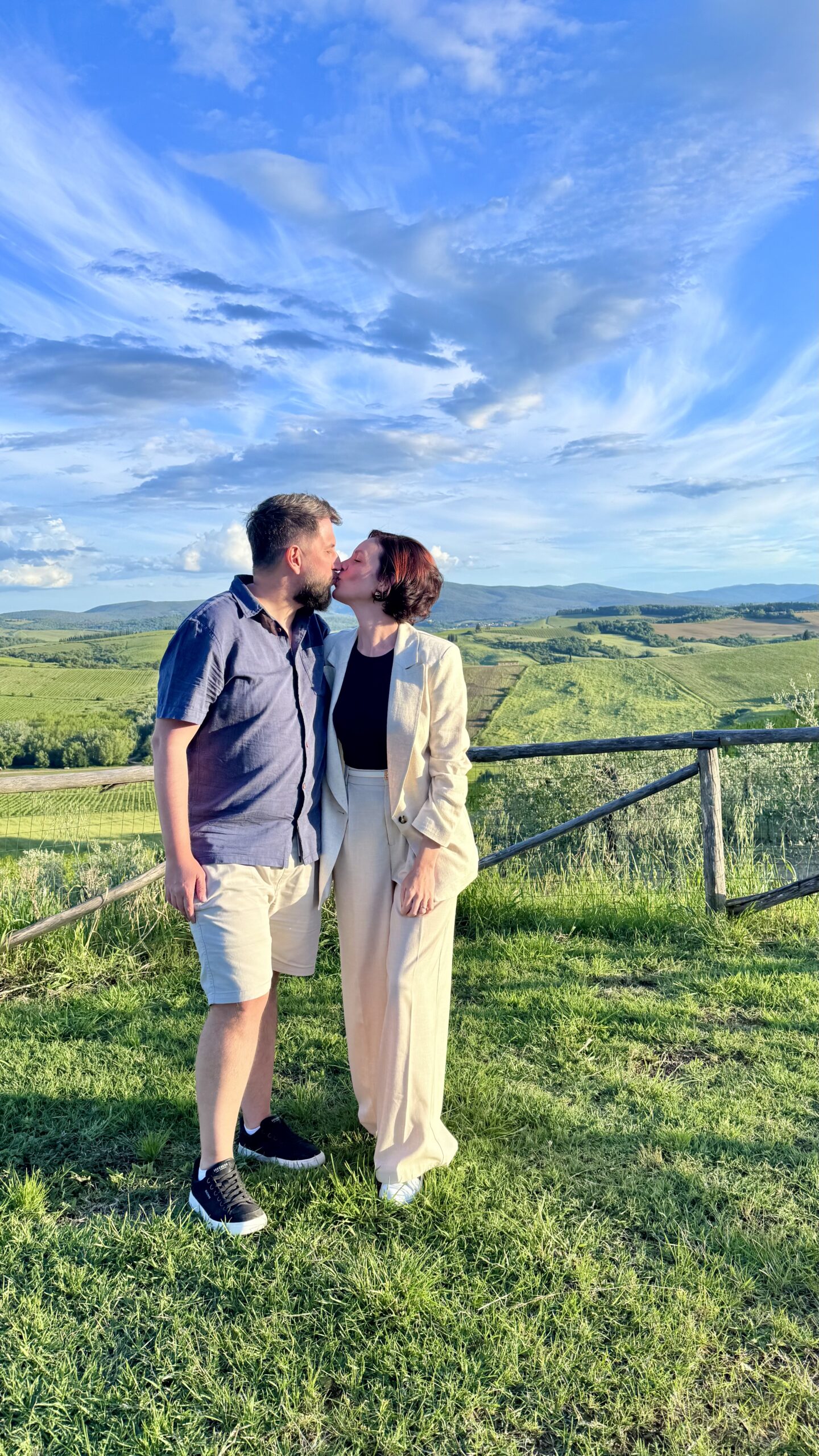 Carol e Rudi com as colinas da Toscana ao entardecer no Riserva di Fizzano