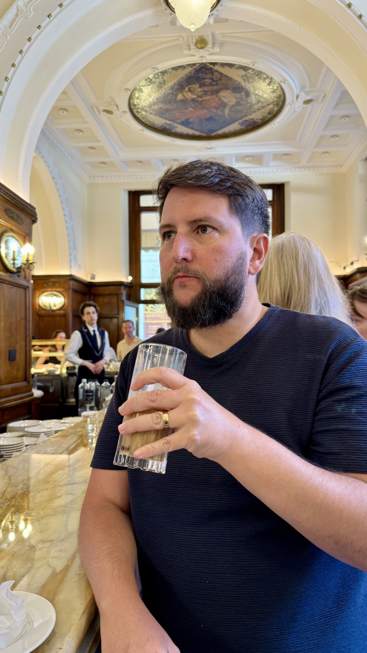 Rudi tomando cappuccino gelado no café histórico Gilli, Florença