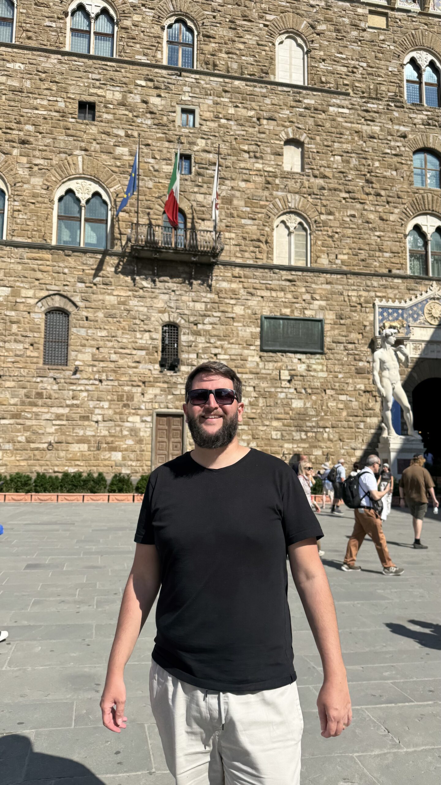 Rudi na Piazza della Signoria com o Palazzo Vecchio e a réplica do Davi ao fundo