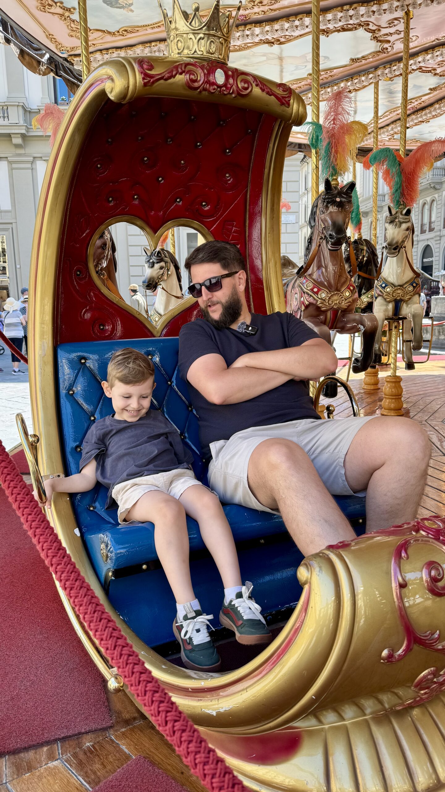 Rudi e Samuel no carrossel da Piazza della Repubblica em Florença