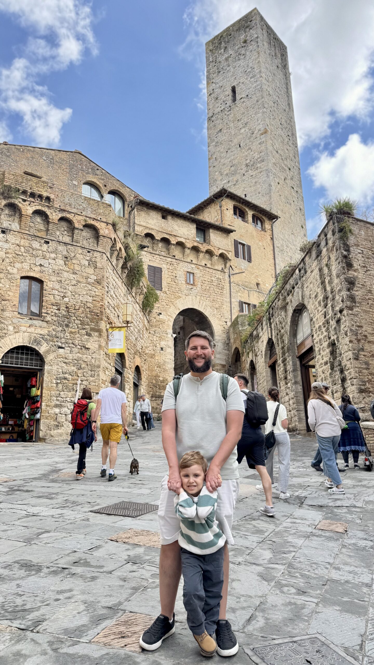 Rudi e Sam em frente às torres medievais de San Gimignano, Toscana