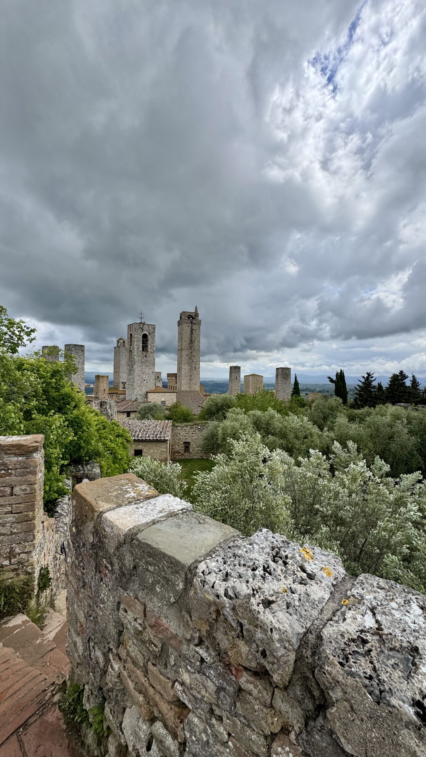 Vista panorâmica das torres medievais de San Gimignano com céu nublado