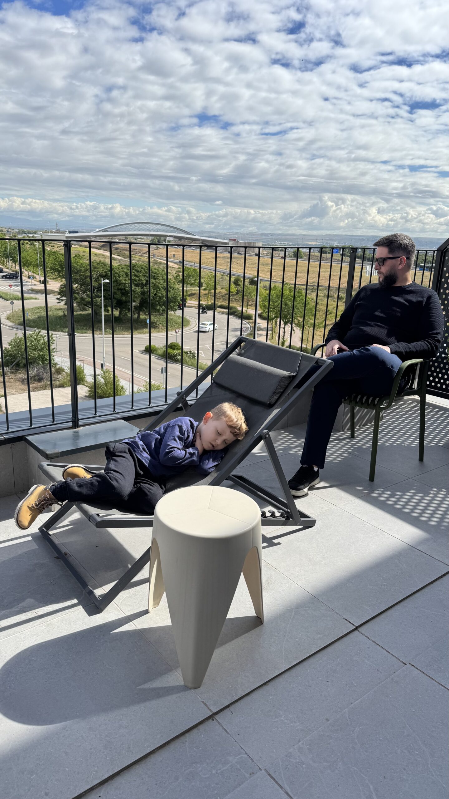 Rudi e Samuel na varanda do hotel Ibis Styles Madri Airport
