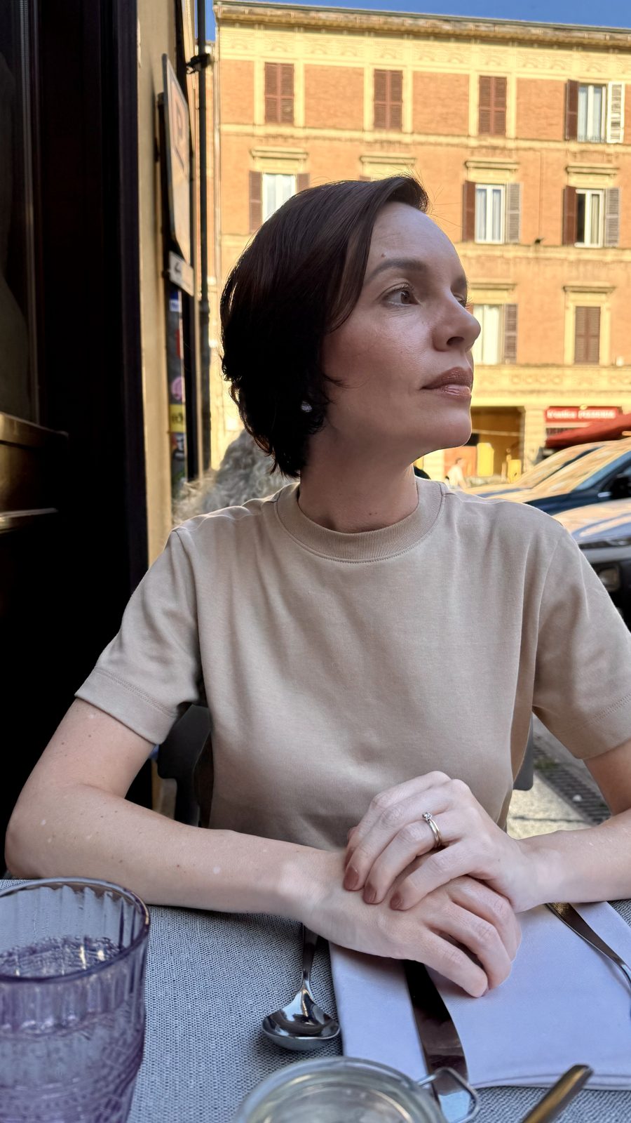 Carol sentada à mesa da Trattoria del Tempo Buono em Bolonha