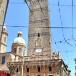 As Due Torri de Bolonha, Torre Garisenda e Torre degli Asinelli, vistas da rua