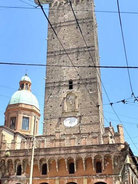 As Due Torri de Bolonha, Torre Garisenda e Torre degli Asinelli, vistas da rua