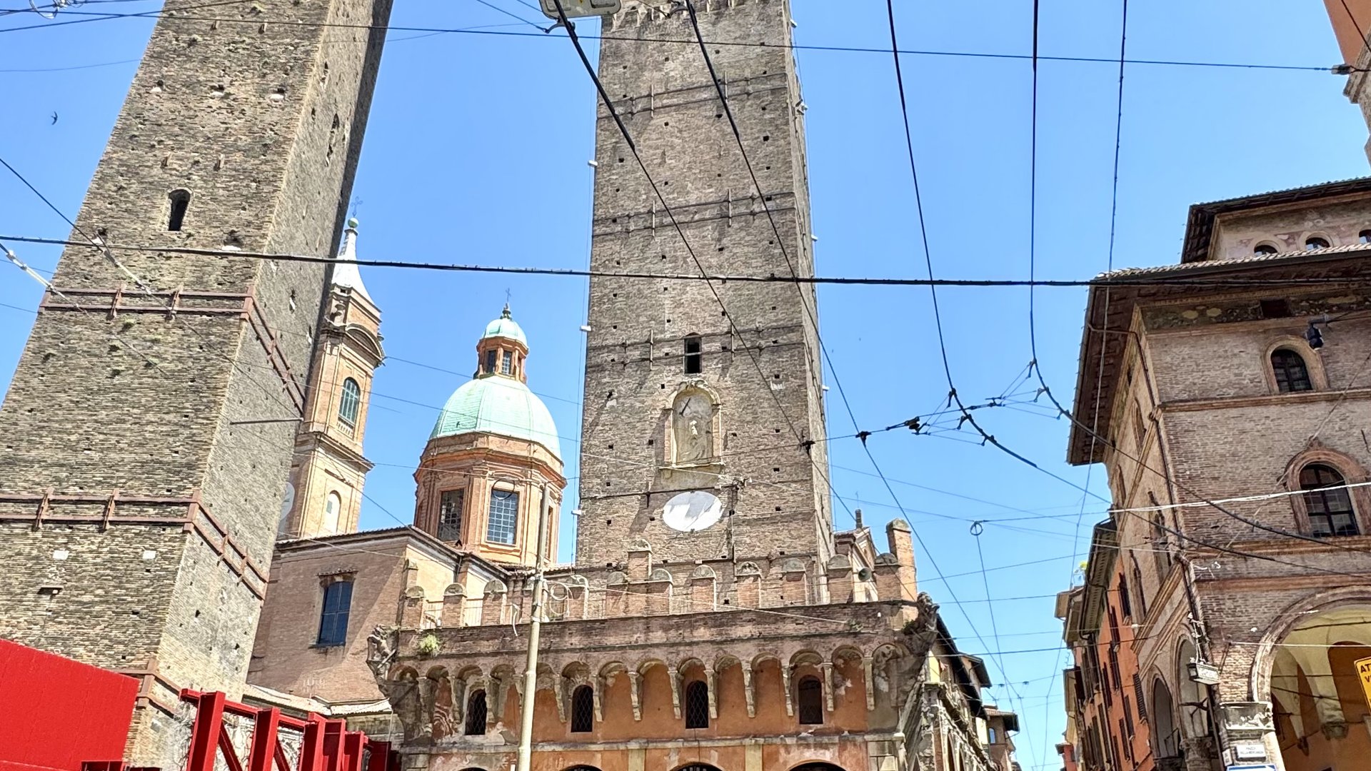As Due Torri de Bolonha, Torre Garisenda e Torre degli Asinelli, vistas da rua