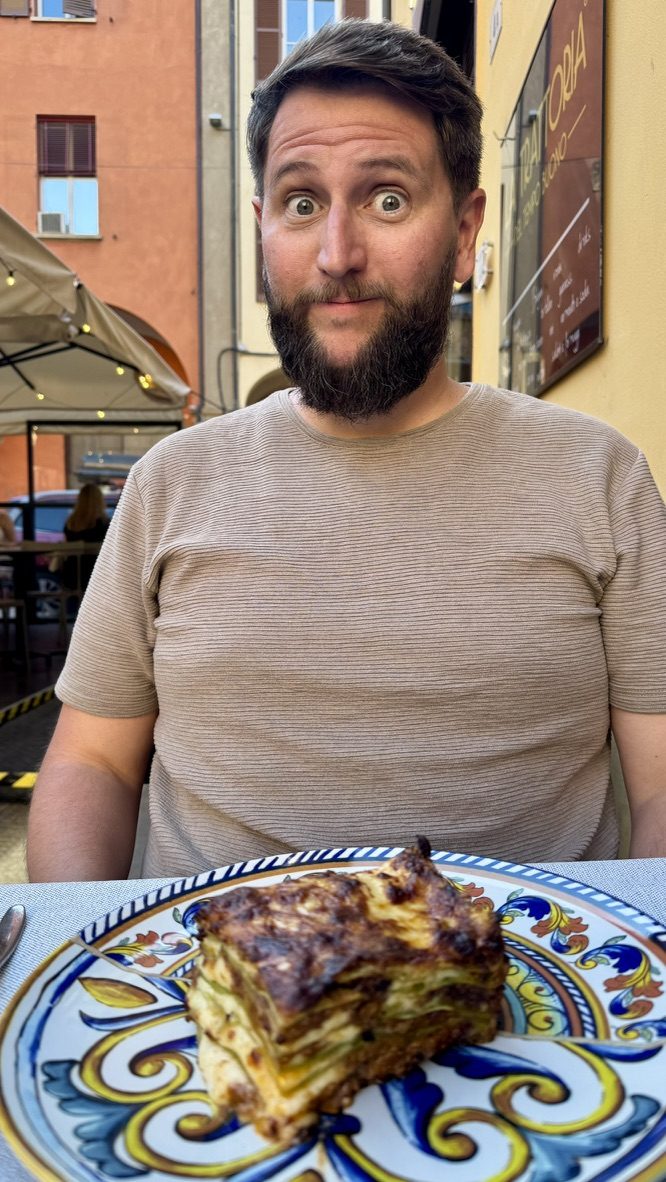 Rudi surpreso com a lasanha verde alla bolognese da Trattoria del Tempo Buono em Bolonha