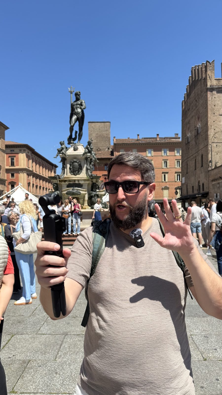 Rudi na Piazza Maggiore em Bolonha com a Fontana del Nettuno ao fundo
