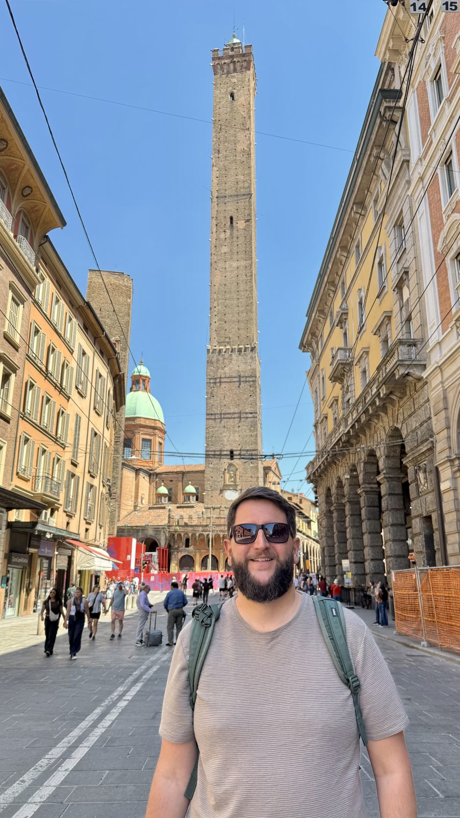 Pórticos medievais de Bolonha com a Torre degli Asinelli ao fundo
