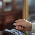 Cartão de crédito premium metálico, ilustrando o Revolut Ultra