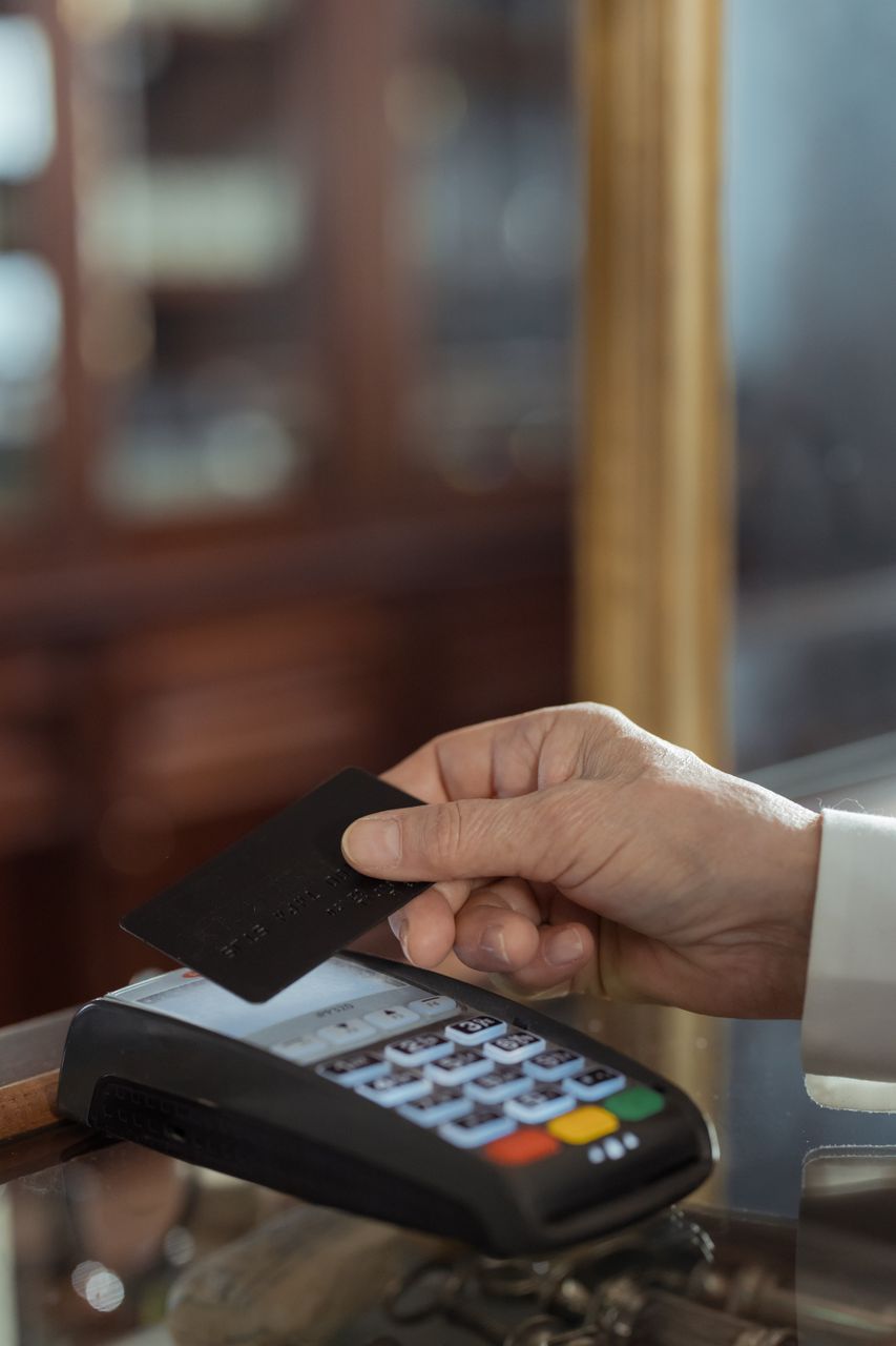 Cartão de crédito premium metálico, ilustrando o Revolut Ultra