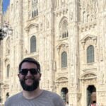 Homem em frente ao Duomo de Milão, na Praça do Duomo