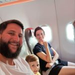 Família embarcando na econômica da Iberia rumo ao Brasil