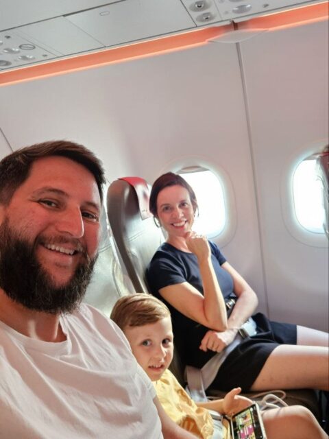 Família embarcando na econômica da Iberia rumo ao Brasil