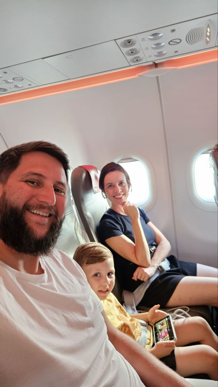 Família embarcando na econômica da Iberia rumo ao Brasil