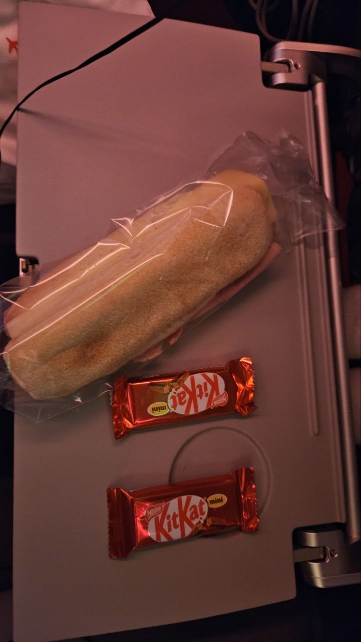 Lanche final da econômica Iberia: sanduíche de queijo e presunto com Kit Kat mini