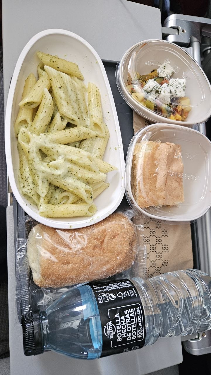 Prato de macarrão ao pesto, refeição infantil servida pra Samuel