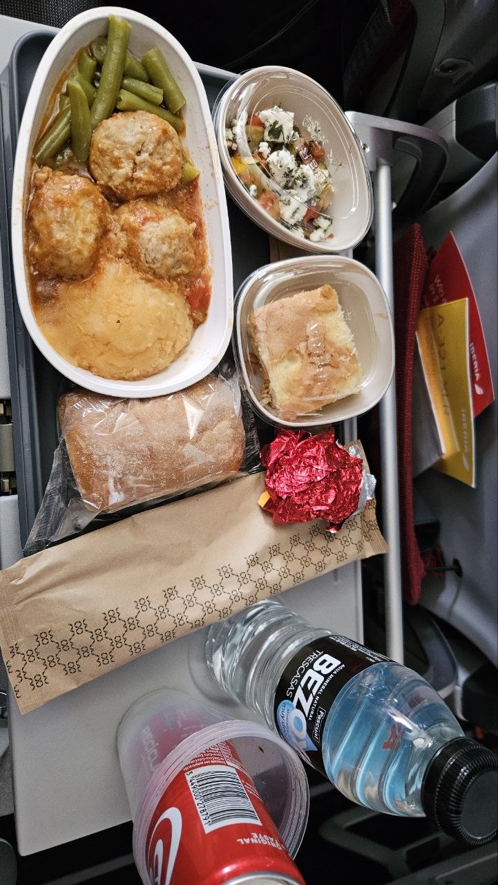Bandeja de almoço da econômica Iberia com almôndegas, purê e vagem