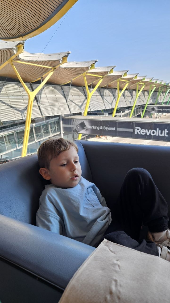 Samuel descansando na sala VIP Neptuno, no Terminal 4S do Aeroporto de Madrid