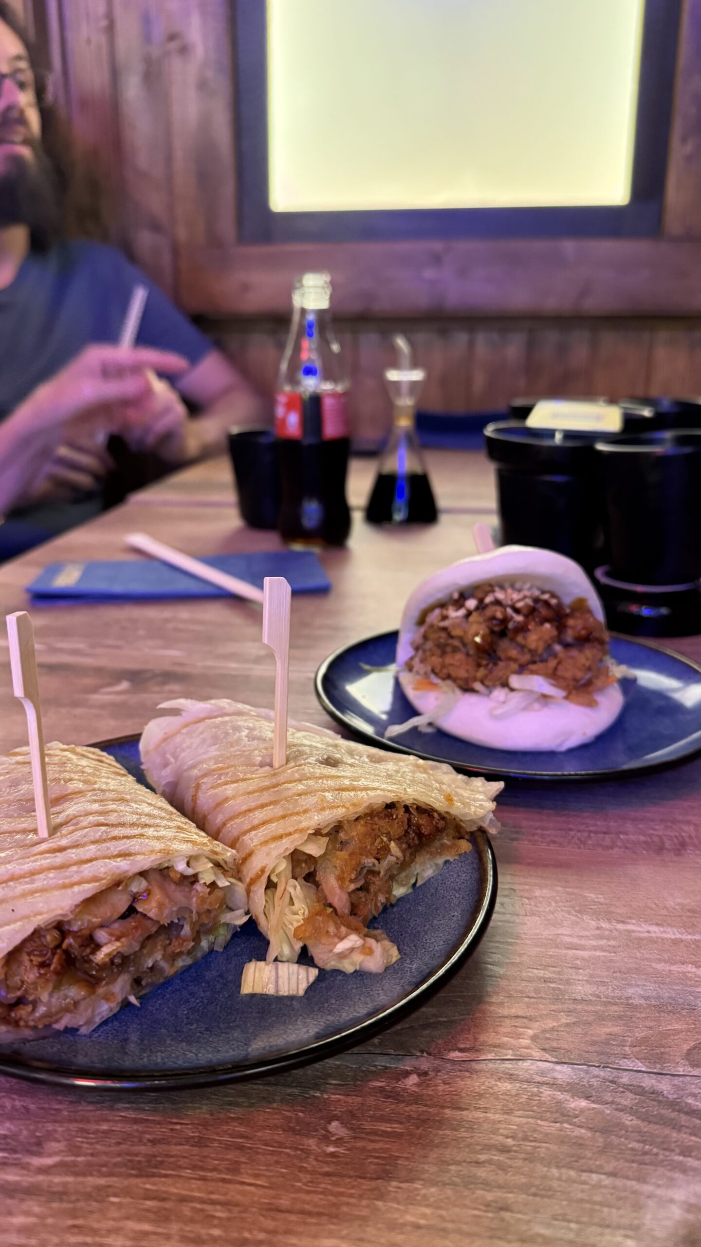 Bao e gyoza servidos na La Gyozeria em Milão