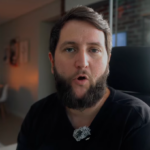 Rudi, da Agência DIA23, explicando como comprar passagem aérea barata em vídeo