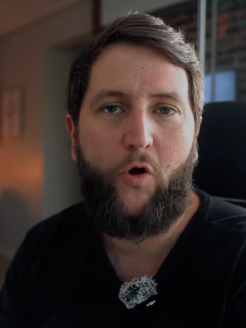 Rudi, da Agência DIA23, explicando como comprar passagem aérea barata em vídeo