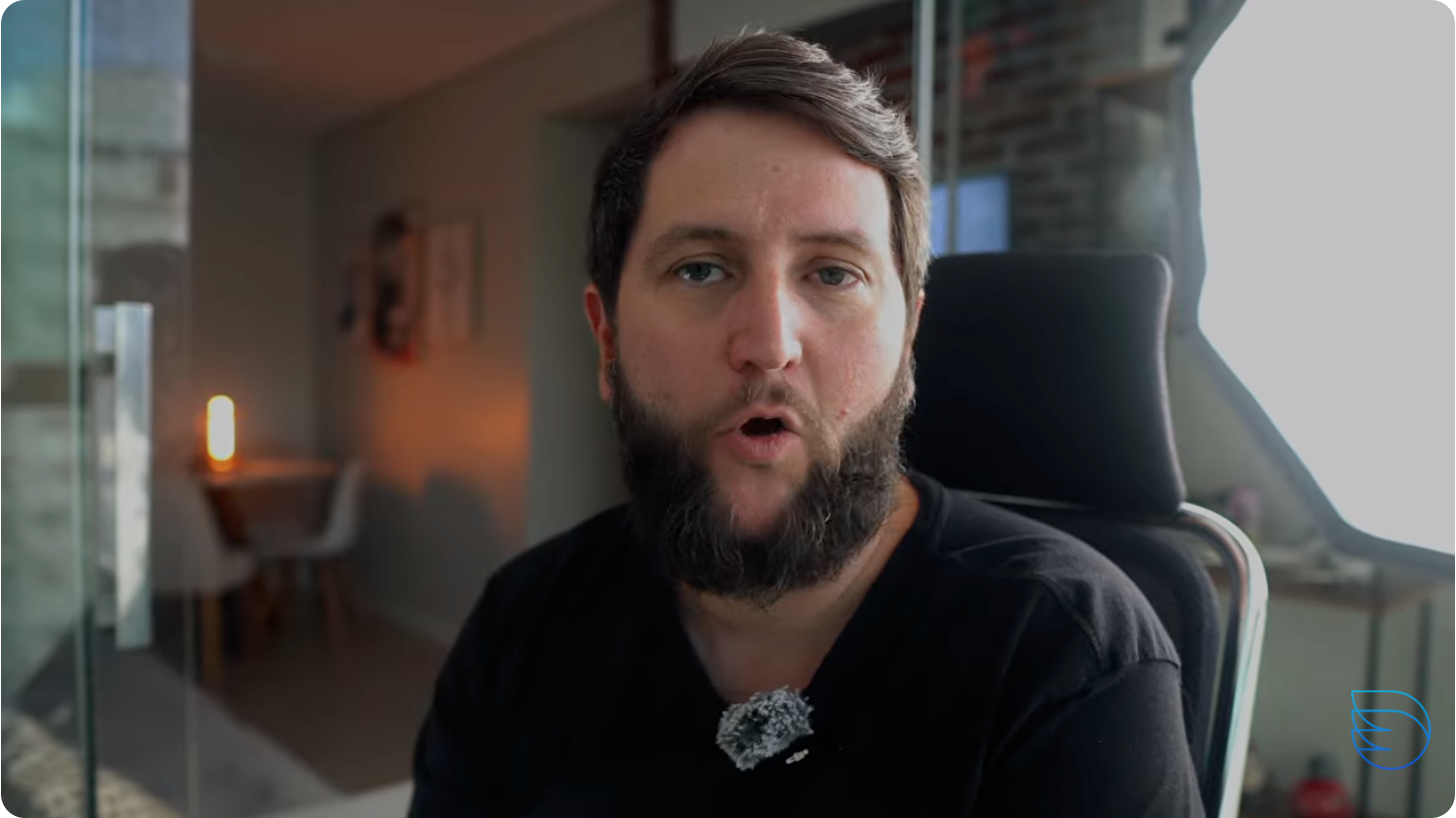 Rudi, da Agência DIA23, explicando como comprar passagem aérea barata em vídeo