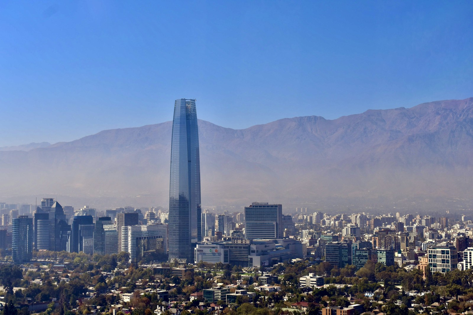 Vista da Costanera Center em Santiago do Chile com a Cordilheira dos Andes ao fundo