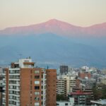 Skyline de Santiago do Chile ao entardecer com a Cordilheira dos Andes ao fundo