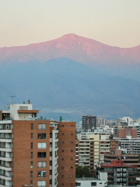 Skyline de Santiago do Chile ao entardecer com a Cordilheira dos Andes ao fundo
