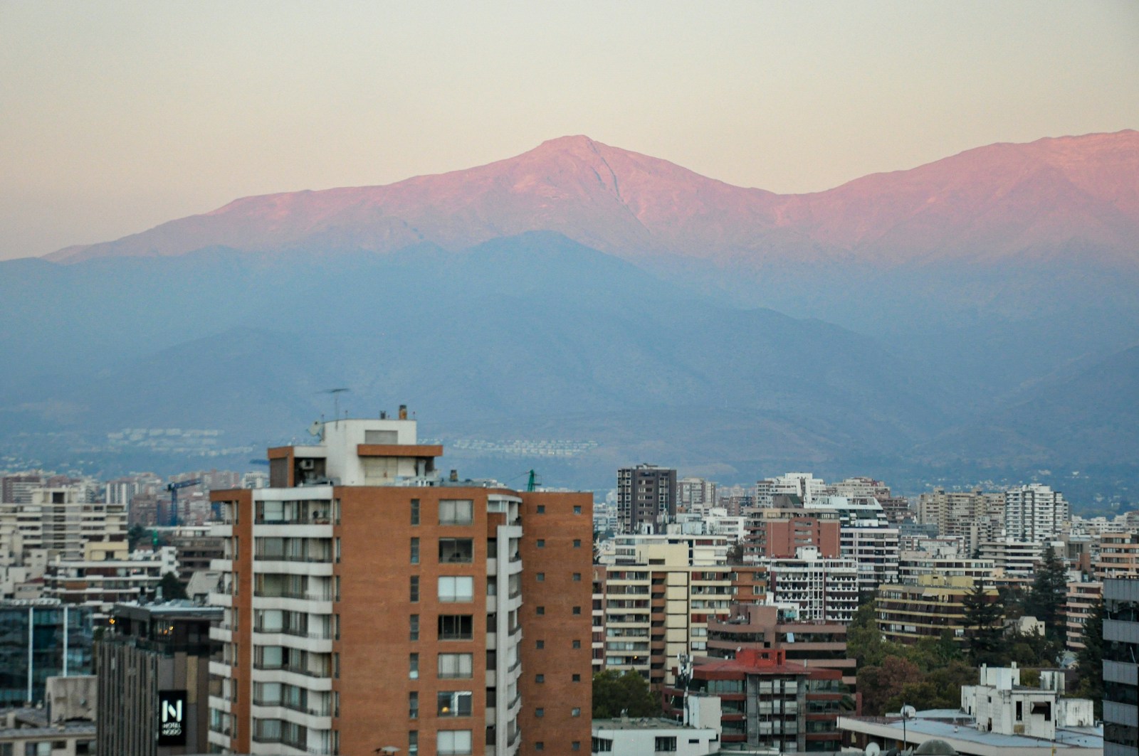 Skyline de Santiago do Chile ao entardecer com a Cordilheira dos Andes ao fundo