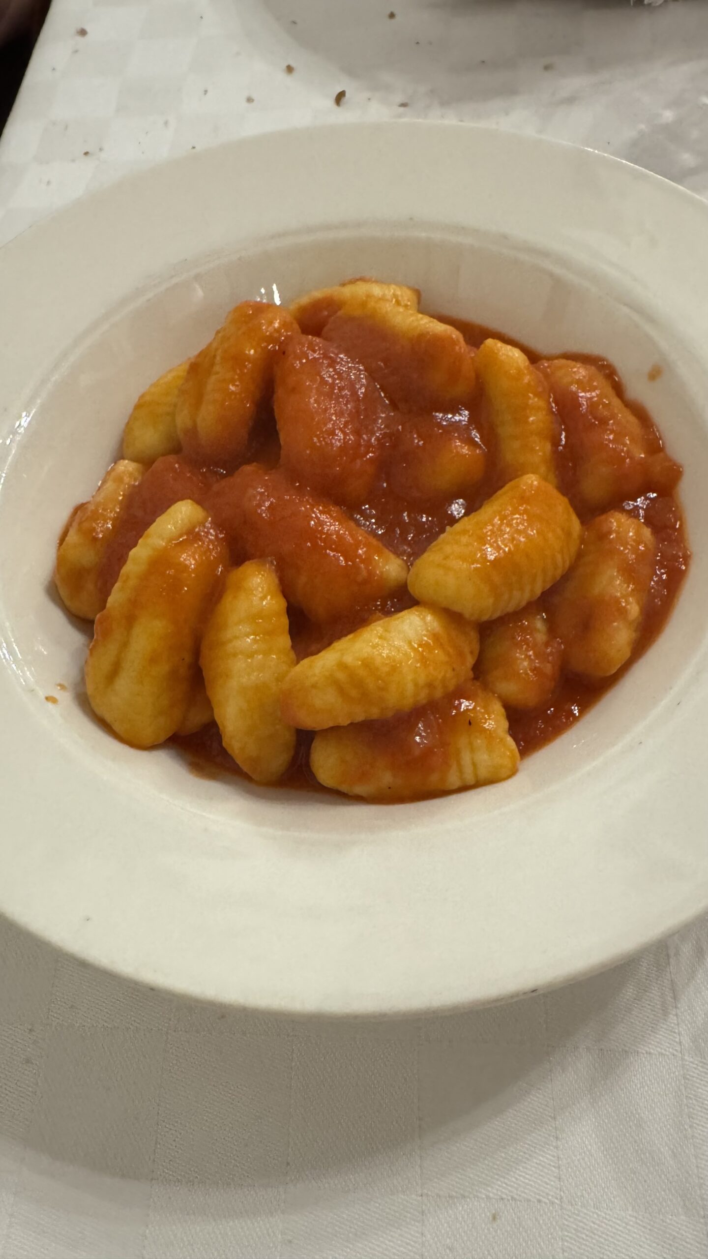 Prato de nhoque de batata ao molho de tomate na Trattoria Milanese em Milão