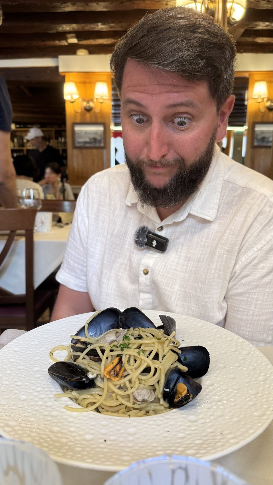 Prato de espaguete com mexilhões e frutos do mar servido na Trattoria Ca Dolfin em Veneza