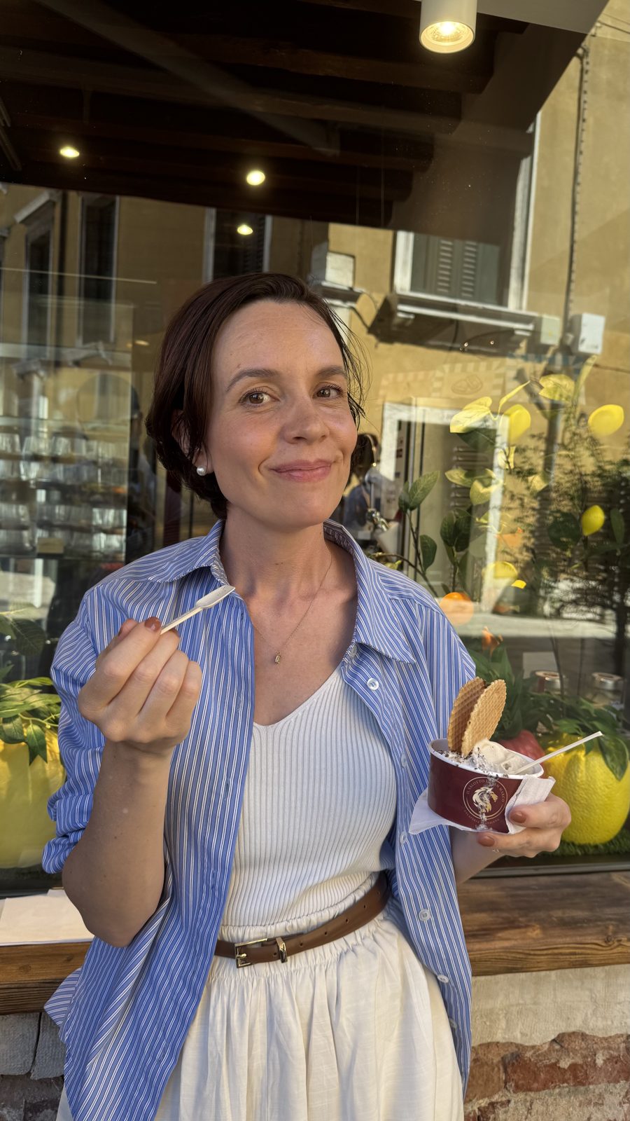 Carol experimentando gelato artesanal em sorveteria de Veneza