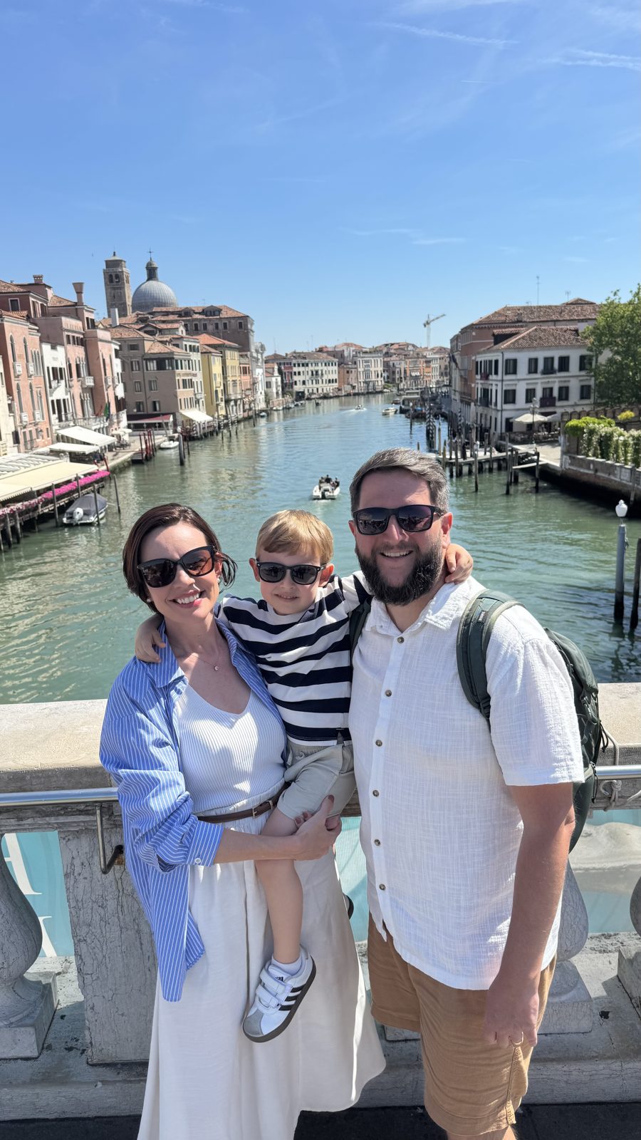 Família em cima de ponte com vista para o Grande Canal de Veneza