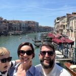 Familia com Samuel comemorando na Ponte de Rialto com vista do Canal Grande em Veneza
