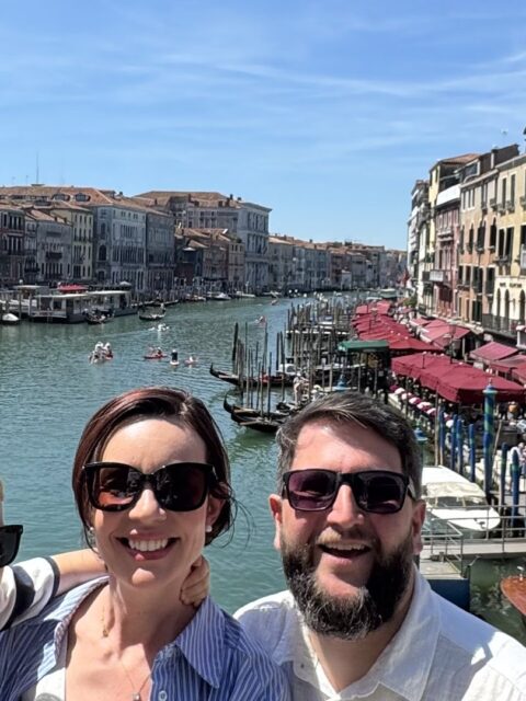 Familia com Samuel comemorando na Ponte de Rialto com vista do Canal Grande em Veneza